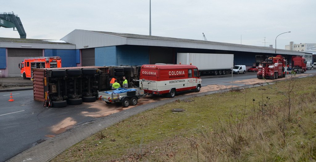 LKW umgestuerzt Niehler Hafen P084.JPG